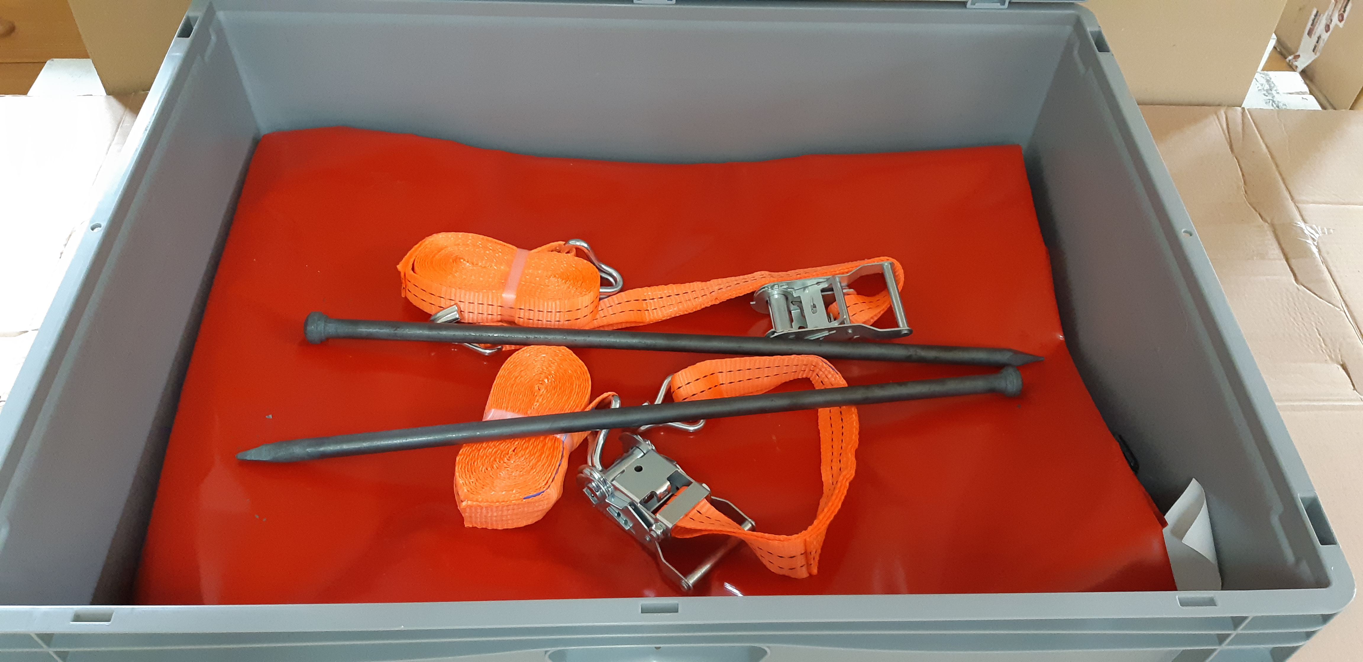 Box mit Zubehör